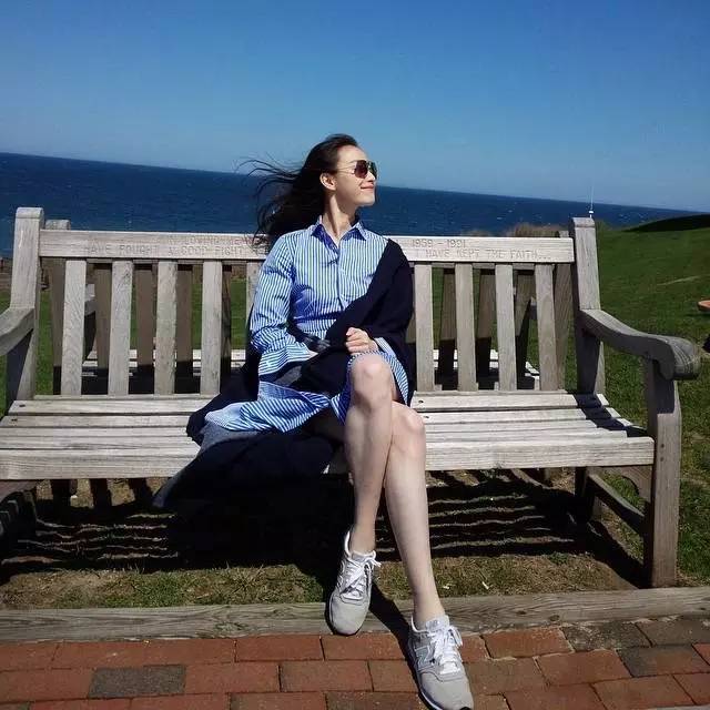 一件衬衫就让你美翻了整个春天,一件衬衫和一条裙子