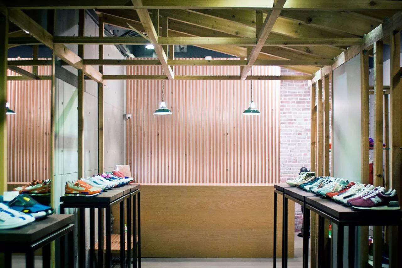 这家店在关门大吉之前YSL还专门为它推出性玩具！连GD也经常去逛~