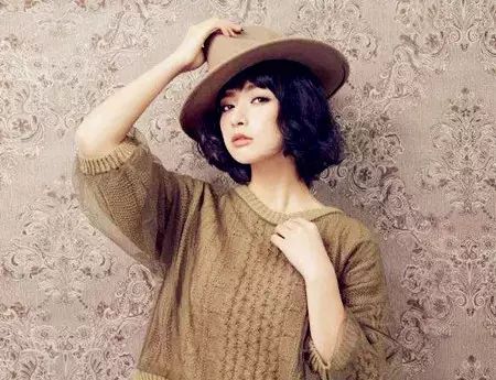 冬季戴帽子发型扎法,戴帽子发型这样搞温暖又好看