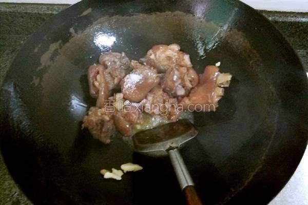 花生炖猪蹄丰胸多久见效,花生炖猪蹄的功效与作用