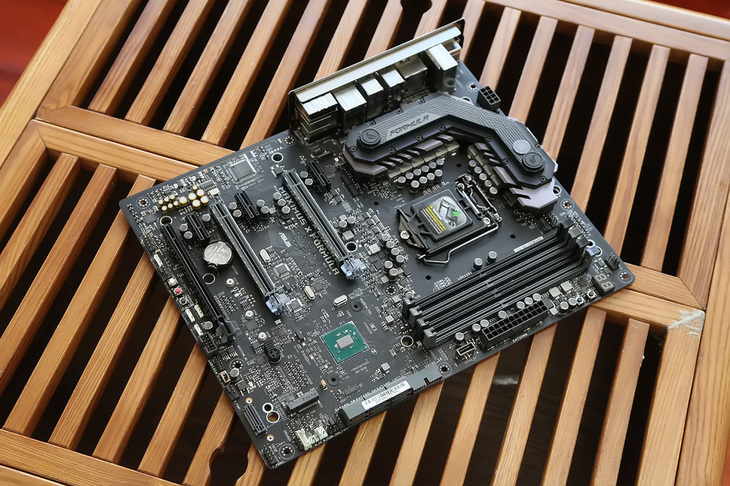 主板华硕玩家国度rog,华硕玩家国度主板亮红灯