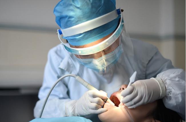 33岁小伙崩断一颗牙,咬破舌头疼痛难忍,医生却说难治疗