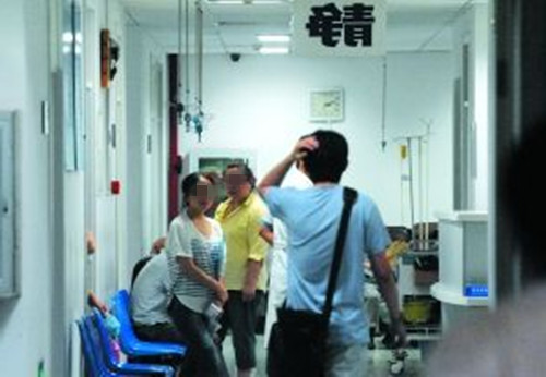 女子胃痛难忍医生让她喝可乐,女子胃痛难忍医生让喝可乐治病