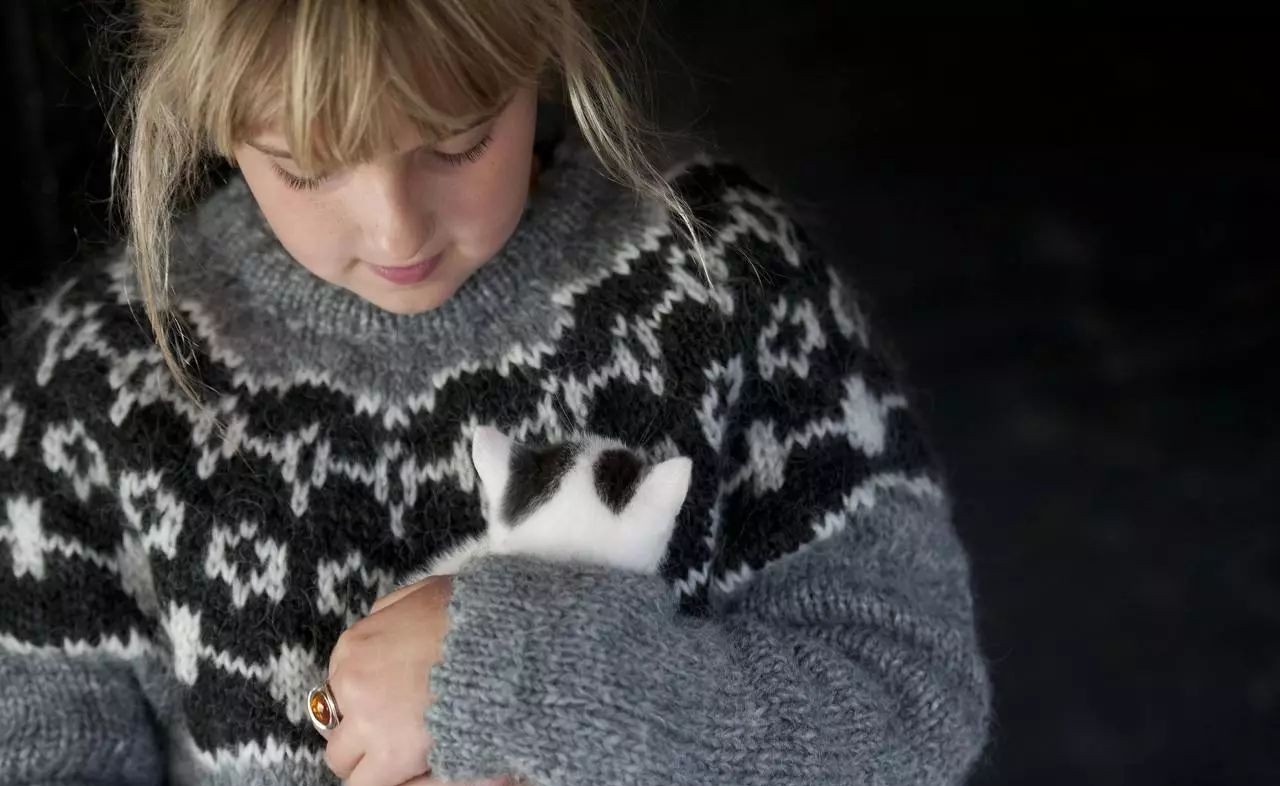 这个圣诞节，如何在合照中脱颖而出，这款减龄花纹一定适合你！