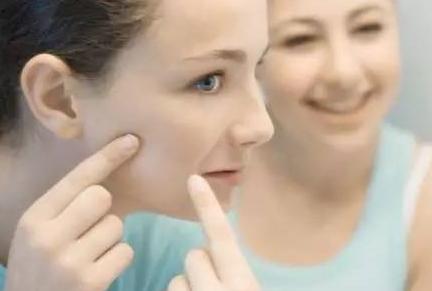 发红发痒还有皮屑是脂溢性皮炎吗,皮肤发红痒脂溢性皮炎