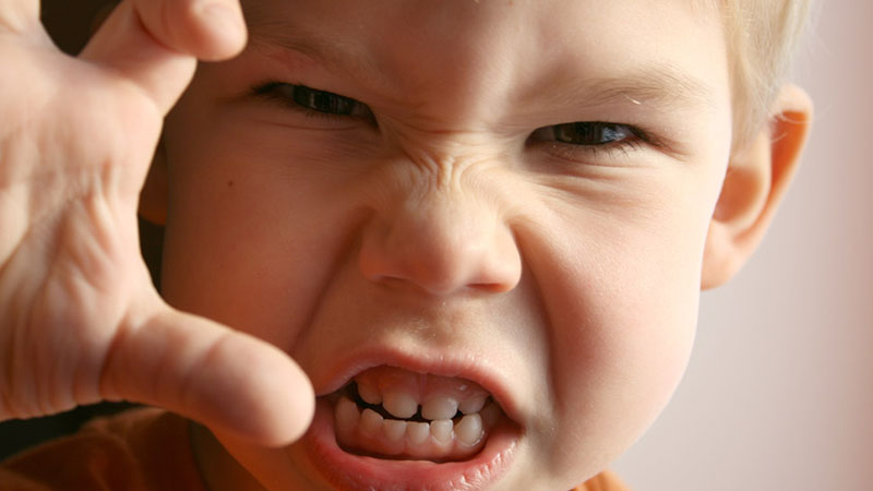 6岁儿童频繁眨眼使劲挤眼抽动症,小孩频繁眨眼是抽动症的表现吗