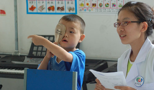 6岁儿童频繁眨眼使劲挤眼抽动症,小孩频繁眨眼是抽动症的表现吗