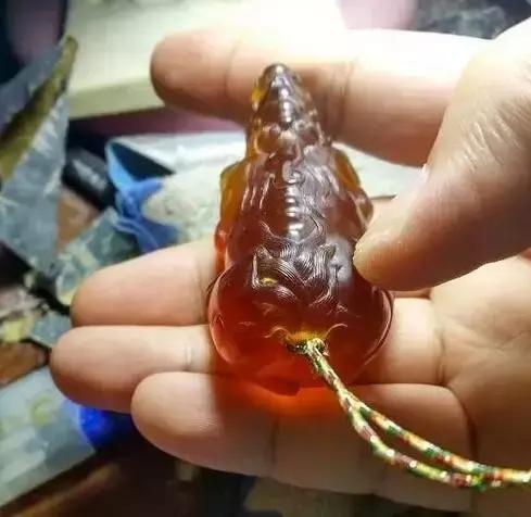 我的琥珀摔断了，雕刻师把残品变成完品，赞一个