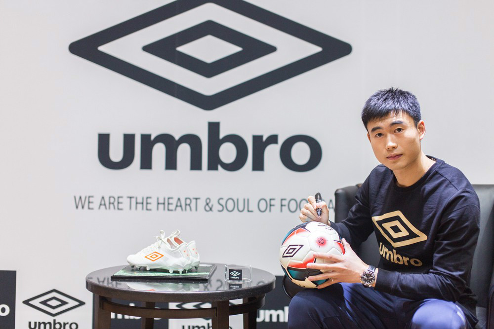 别再说第一批90后了，umbro签约的首位中国籍球员邓涵文是95后！