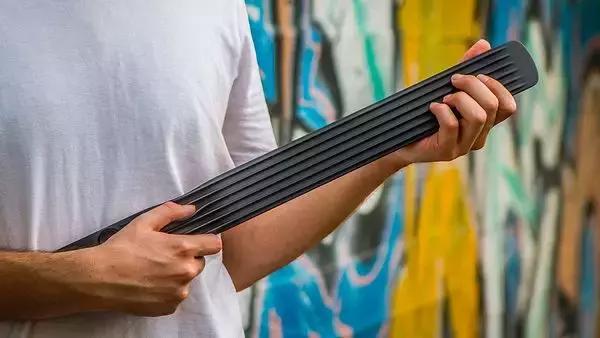 做人要骚-能装进旅行包的酷吉他，还是无弦的？