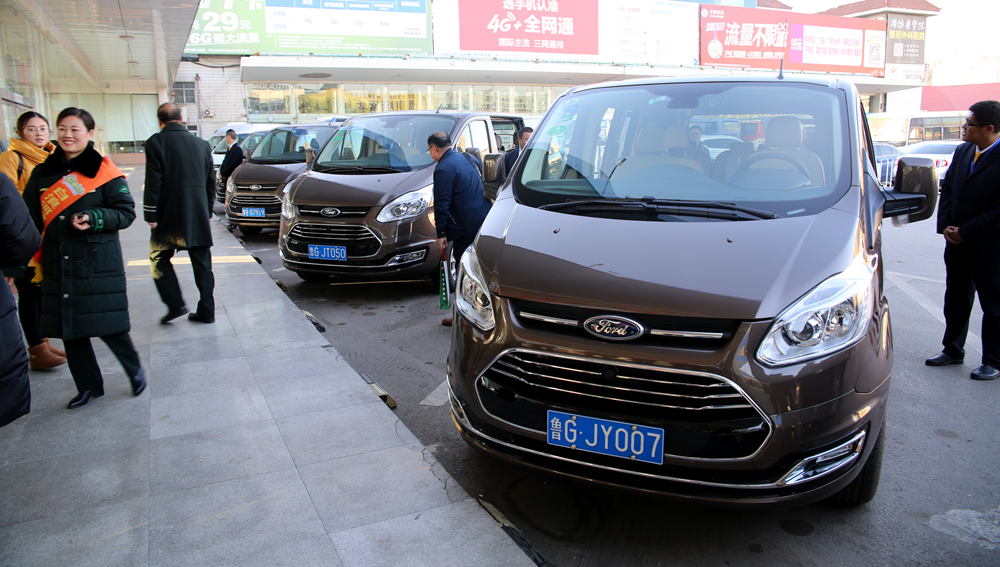 2018年元旦公益巴士游暨行师傅上线新闻发布会在潍坊汽车总站召开