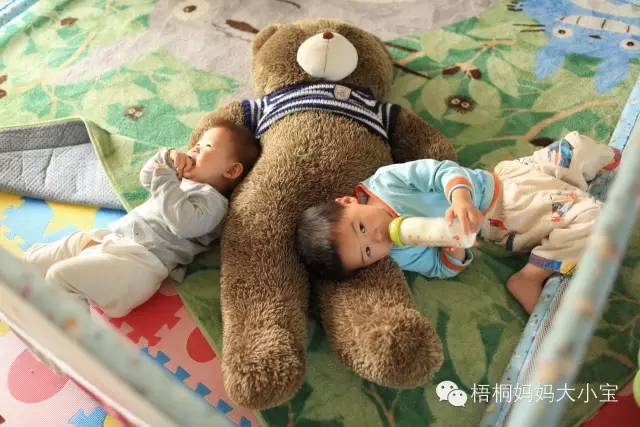 宝宝学走路学步带好还是学步车好,弯腰带娃学走路