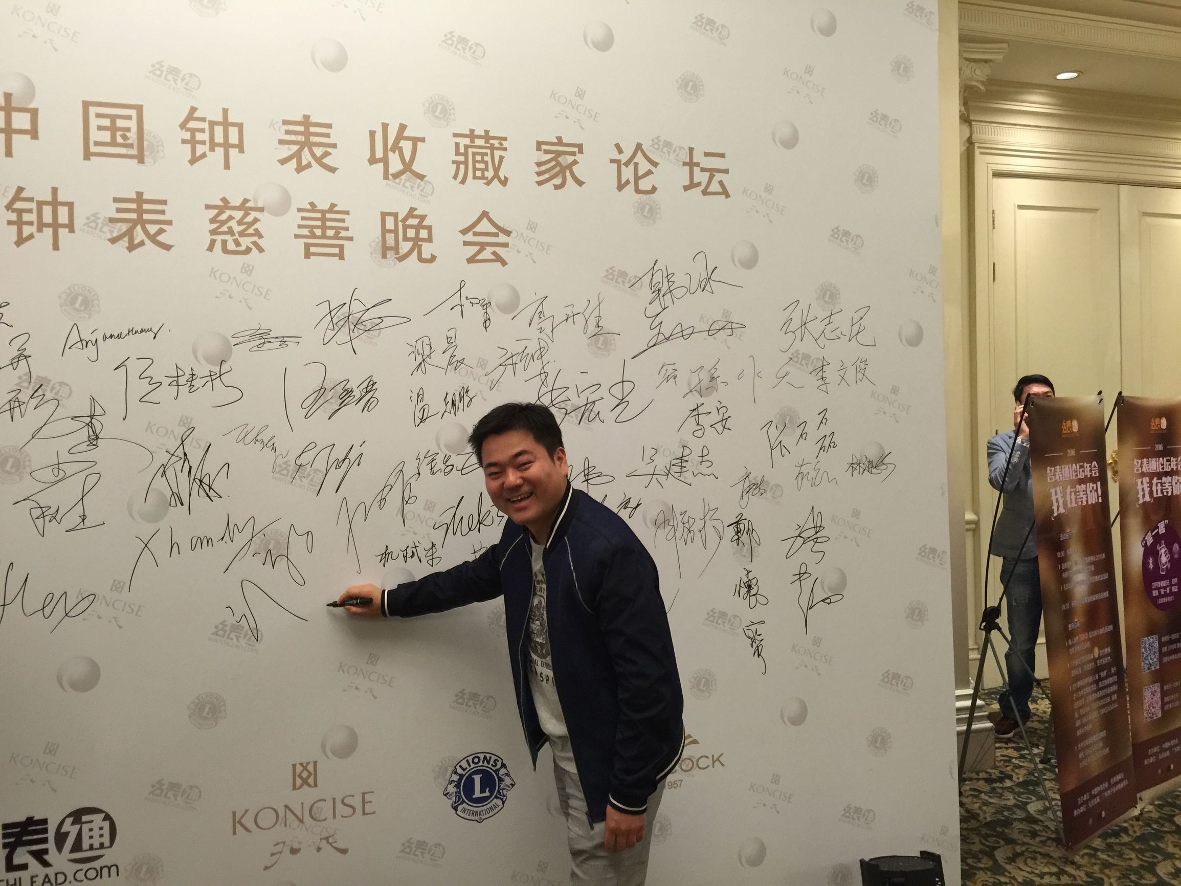 钟表收藏家展示自己的藏品,中国民间古董钟表收藏家