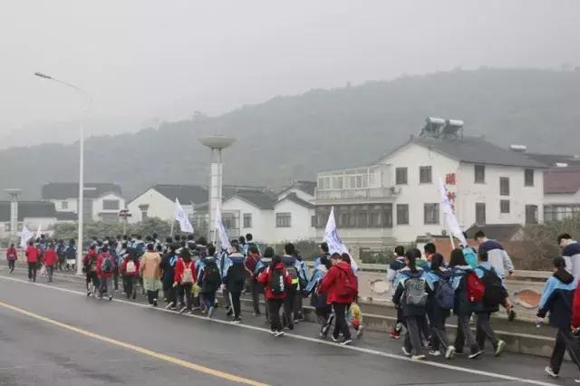 青春在这里绽放作文800字,青春在这里激昂