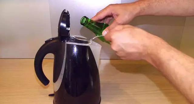 怎么洗电热壶内的污垢,电热壶底的顽固污垢怎么去除