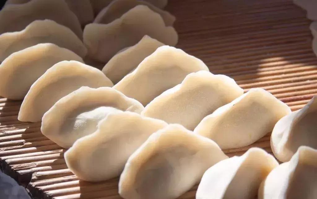 冬至吃饺子是为了纪念谁你知道吗,冬至为什么要吃饺子完整视频