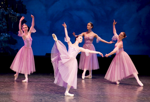 “组曲”特性：幻想的风格，飘逸的气氛，玲珑的体裁，童话的世界