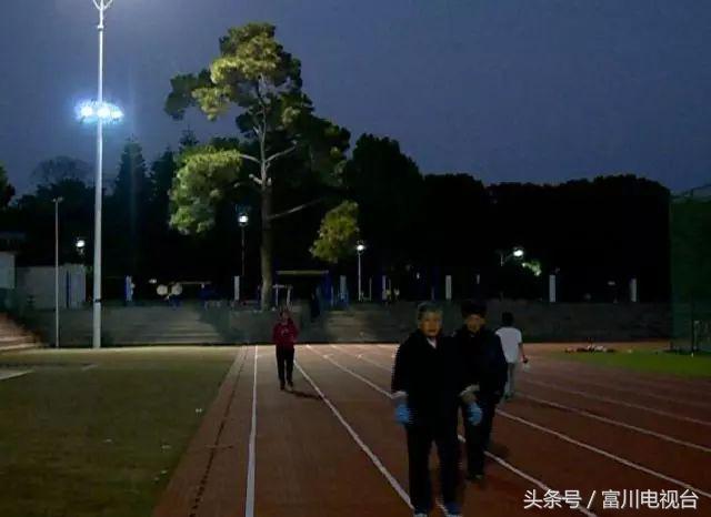 国家二类标准田径场,国家二类田径场是无颗粒跑道吗