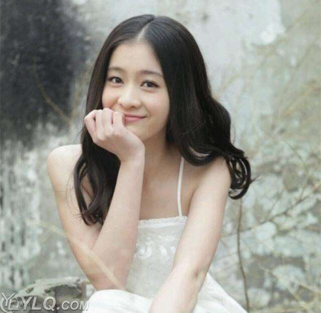 张雪迎气质婉约娇艳靓丽甜美灵动,张雪迎机场清爽造型少女感十足