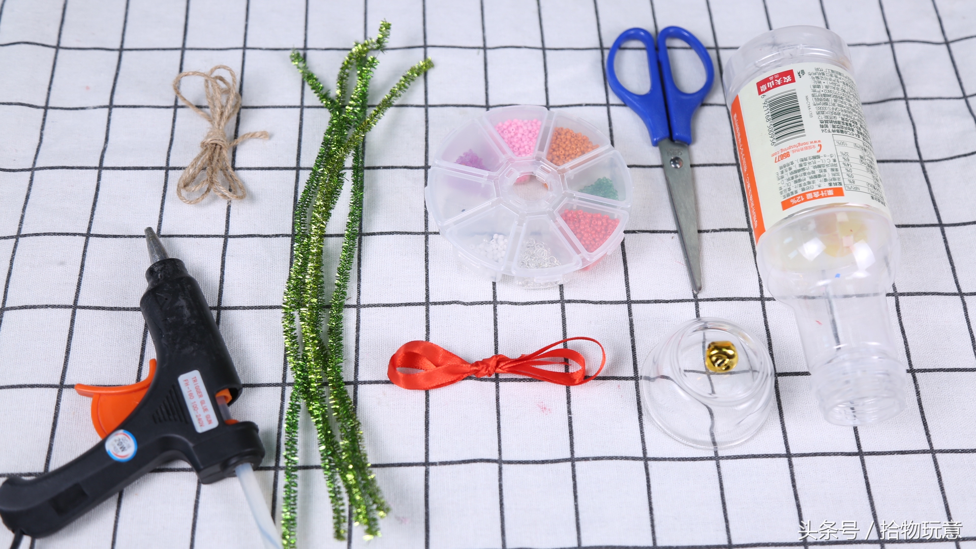 饮料瓶和毛根的结合，造就闪眼的小花环，见过的人都很想拥有