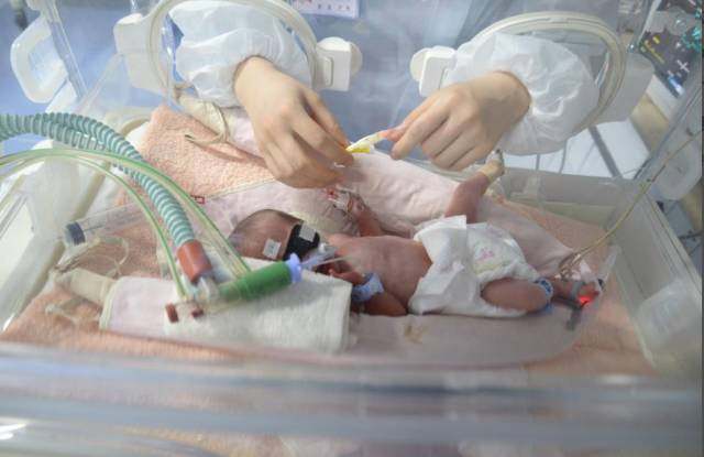 22周胎儿脚在宫颈口,18周胎儿的脚在宫颈口