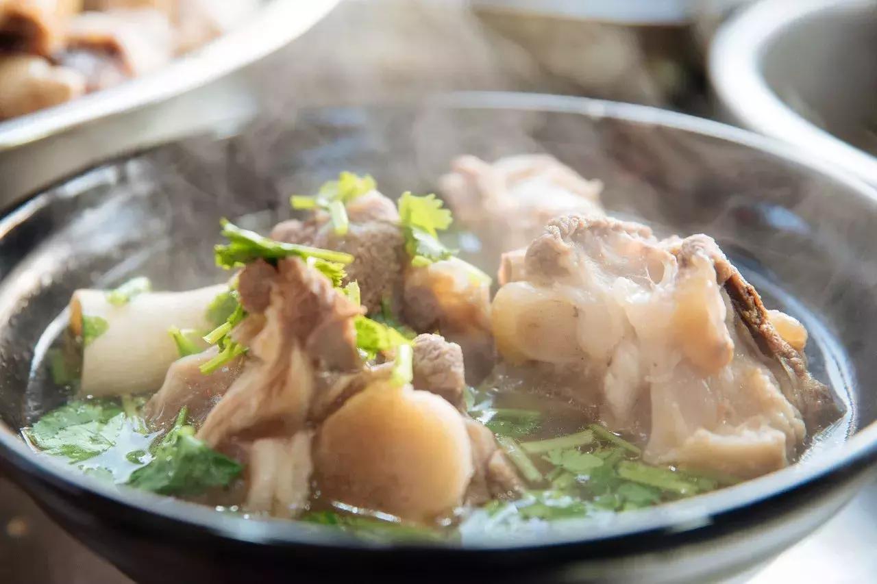 大骨头炖好后需要捞出来吗,大骨头炖好啦泡在汤里还是捞出来