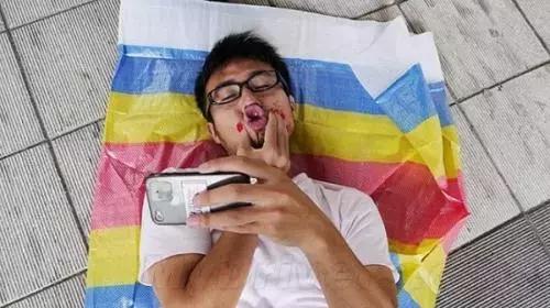 探探上划到了一个卖散粉的富二代帅哥,花痴记者买了几盒发现……