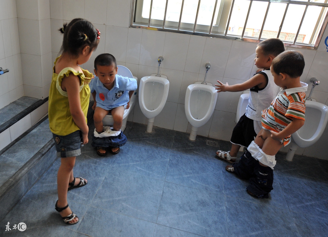 宝宝快三岁了自己还是不会大小便,宝宝快3岁了还不会自己如厕