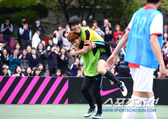 金俊秀李起光,金俊秀出场秀