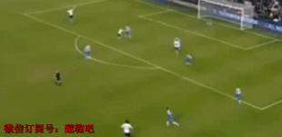 GIF-幸运女神的微笑！躺着也能进球！