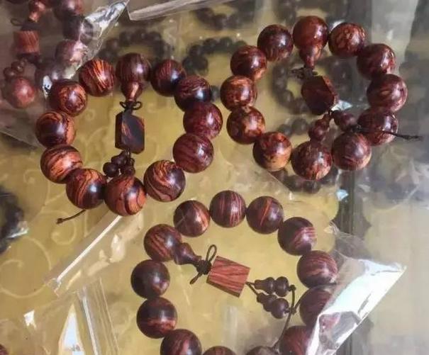 紫檀柳与黄花梨原木对比,紫檀柳木料和黄花梨