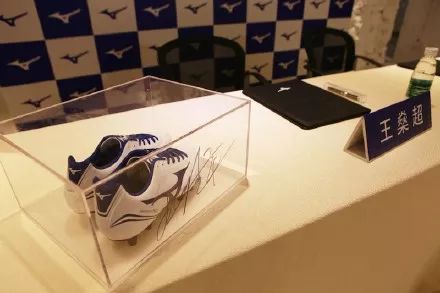 球员动态｜王燊超帅气出席代言品牌签售会