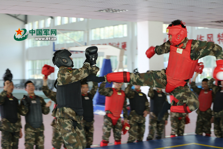 跟着奥运冠军的教练练体能,官兵们看过来!