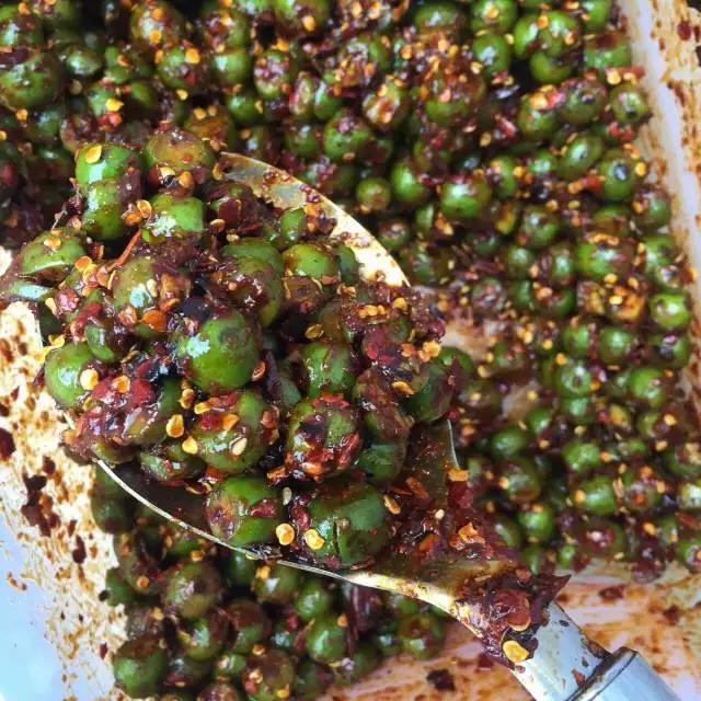 水果蘸着盐巴、辣椒吃，泡酒喝，云南人吃水果的姿势太丰富多彩了