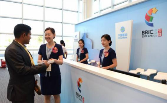 每天接打175个电话的移动客服，一个月能赚多少工资呢？