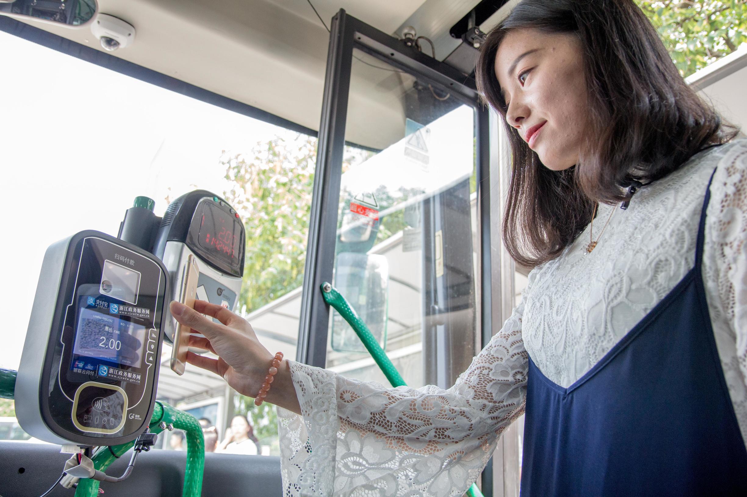 支付宝支持地铁乘车,支付宝如何开通公交和地铁支付