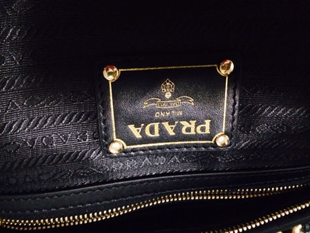 普拉达cleo腋下包真假对比,普拉达的包包怎么鉴别真假