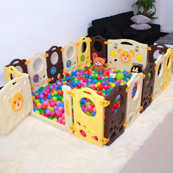 几个宝妈带娃去游乐场玩,带孩子去游乐场玩的宝妈