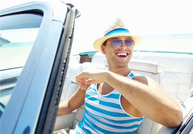 开车戴墨镜究竟有哪些好处,开车戴墨镜注意事项