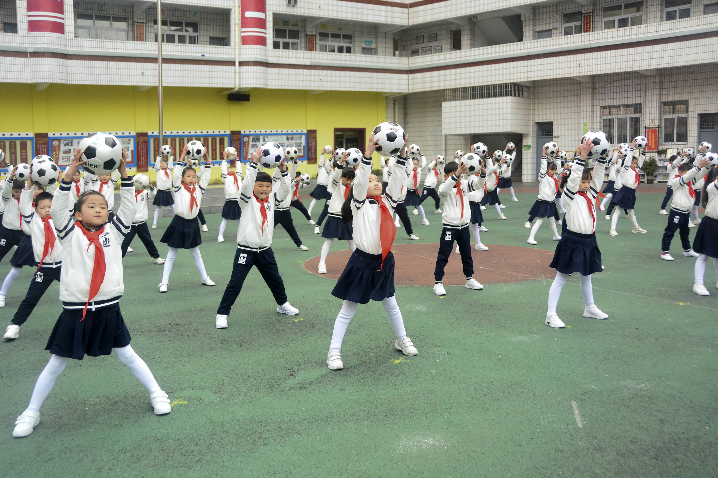三小校运会啦啦操,巴中市巴州区三小足球操