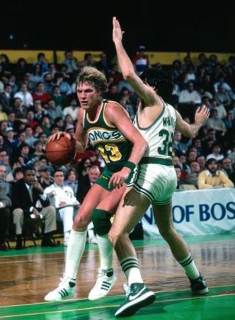 著名的“梦幻脚步”，其实来源于70年代的“西格玛步”