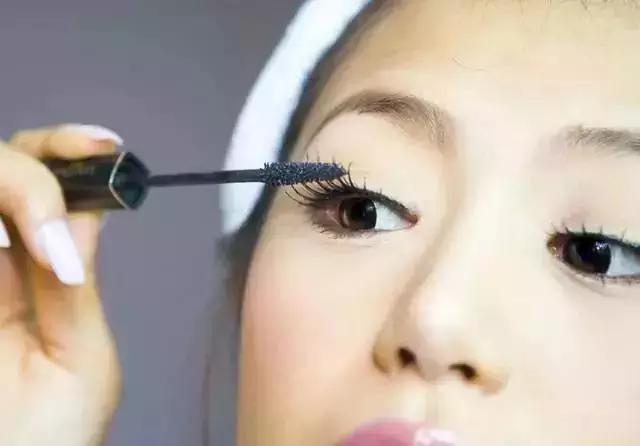 睫毛膏正确刷法视频,新手刷睫毛膏的正确方法