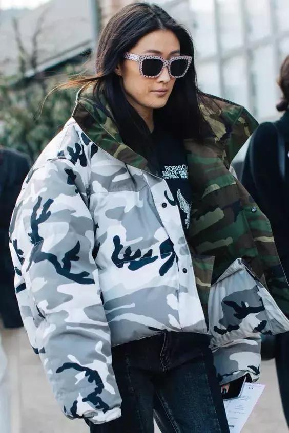 卫衣款羽绒服搭什么裤子,羽绒服卫衣冬季搭配保暖时髦