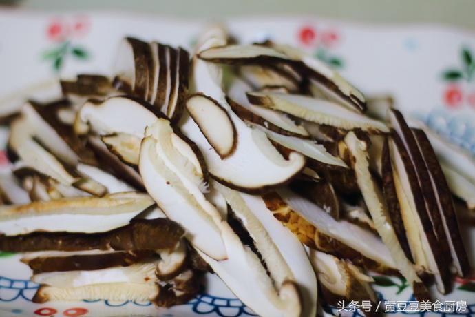 猪皮配什么菜炒最好吃,肉皮搭配什么炒