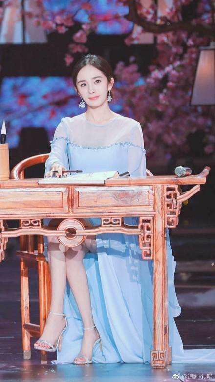 谁还敢说杨幂脚臭？她可是天天在泡脚啊！