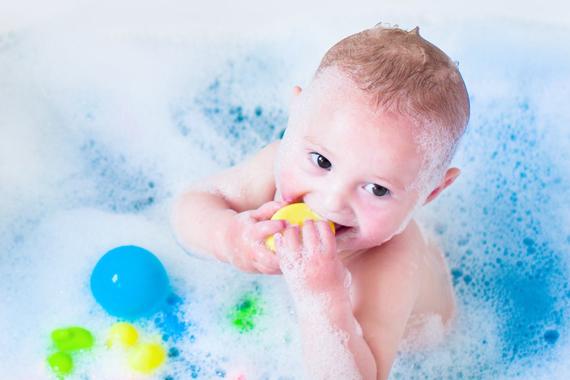 给宝宝洗澡时，这些部位不要过度清洗，不然可能会伤害到宝宝