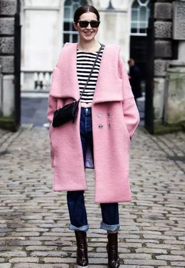 粉色大衣真的太好看了,穿上粉色衣服依然是少女