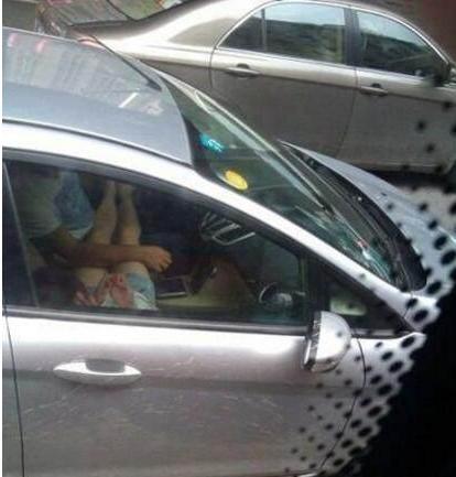 就这么直接插进去，不疼才怪呢，咋就那么猴急呢