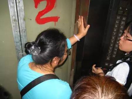 50个恐怖电梯故事,用动画讲述真实的电梯恐怖故事