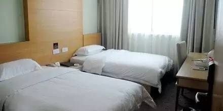 快捷酒店床单干净吗,酒店床单脏乱不堪